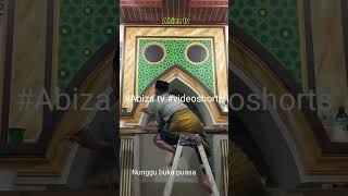 Nunggu buka puasa bikin kaligrafi masjid
