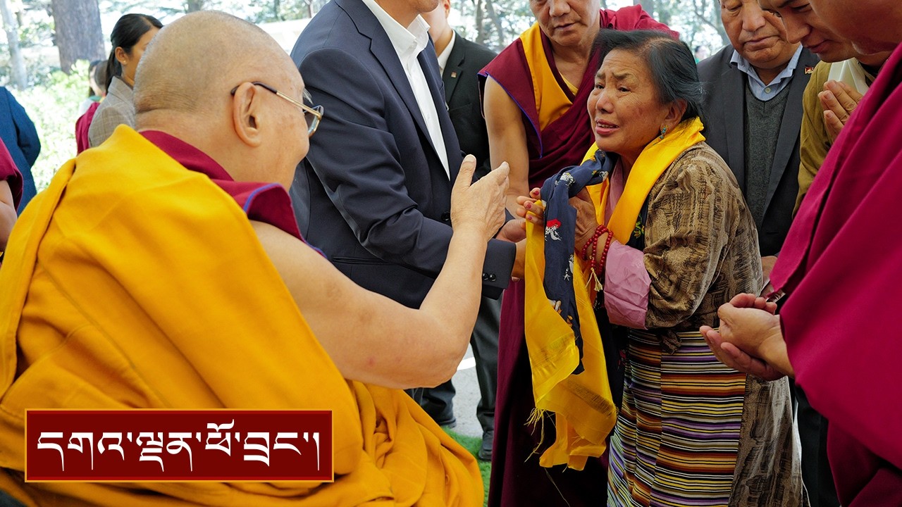 བོད་རིགས་སོགས་དད་ལྡན་ཕྱོགས་འགྲུལ་བ་བཞི་བརྒྱ་ལྷག་ལ་མཇལ་ཁ་སྩལ་བ།