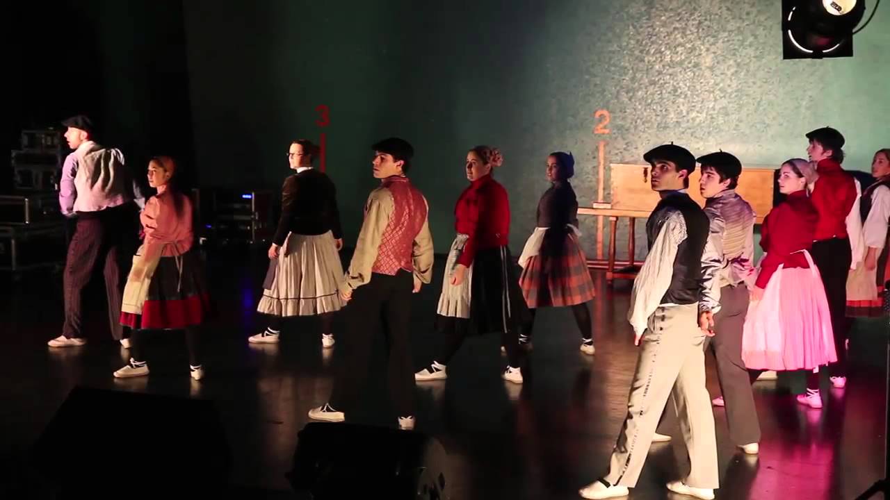 Irrintzi dantza taldea Gabonetako txistu jaialdian. 2013 abendua