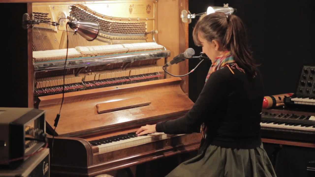 Julie & the Carjackers - Live@15A - "Haystack" auf YouTube ansehen Julie & the Carjackers - Live@15A - "Haystack" auf YouTube ansehen