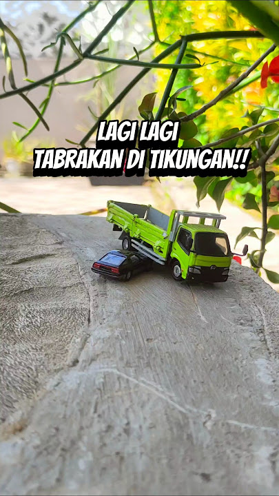 Hino Dutro Tabrakan Di Tikungan Karena Tergelincir!