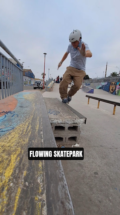 Flowing Skatepark combinando deslisamiento de patin roller freestyle y wizard