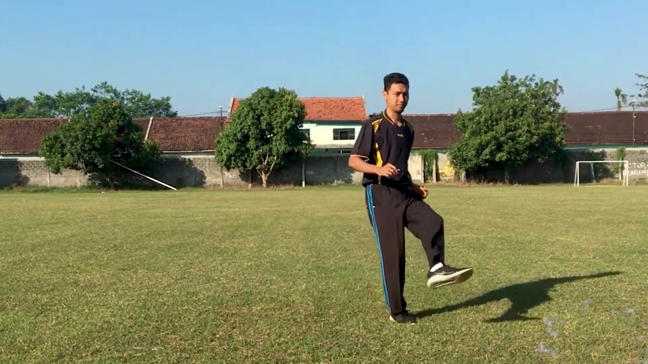PASSING BAWAH DENGAN KAKI BAGIAN DALAM - YouTube