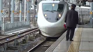 JR名古屋駅で、中央本線用３１５系電車発車準備と交直流切替スイッチを外されているリレー特急用６８１系特急しらさぎ号到着瞬間を撮影したこと　２０２４年３月２０日撮影