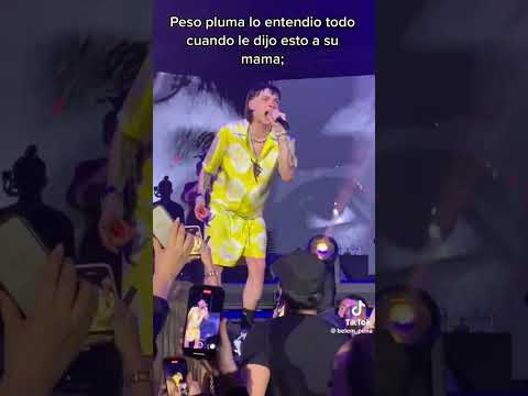 Peso pluma le dedica canción a su mamá en concierto