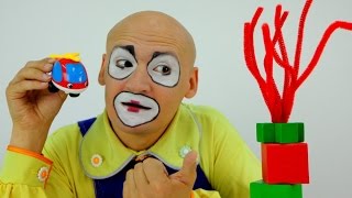 Видео для детей. Клоун Андрей! Клоун Андрей играет в кубики.(Смешное видео для детей. Сегодня клоун Андрей играет в кубики! он пытается построить из них башню, но у него..., 2015-07-02T10:01:38.000Z)