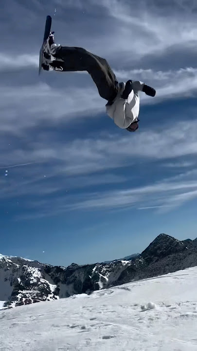 One Mistake Could End It All – Ice Skiing Adventure 😱#skiingstunts #skiseason #viralvideo #viral