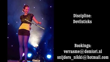 Devilstick artiest Nikki Sneep-Snijders