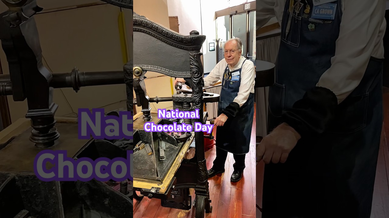 Говард печатает старую гравюру на дереве с изображением какао-боба к Национальному дню шоколада (...