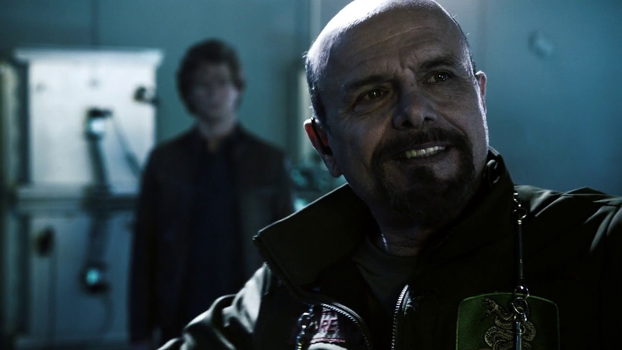 MacGyver fight against Murdoc and Andrew