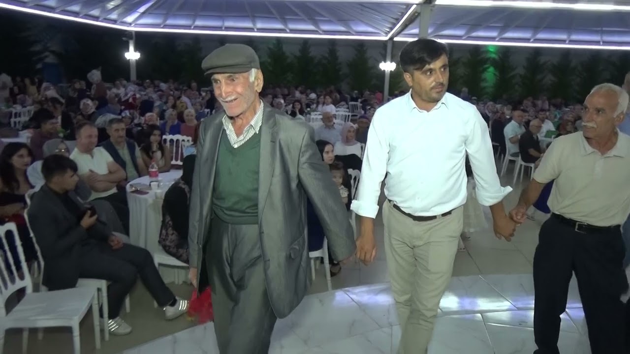 Tosya halayı ustaya saygıyla.Arkadaşlar beğenelim takip edelim takip etmek bedava...