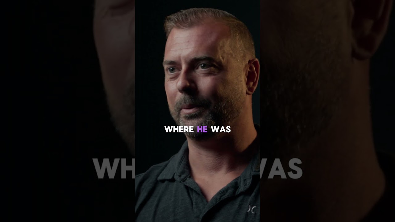 Морпех надевает маску Человека-паука посреди перестрелки