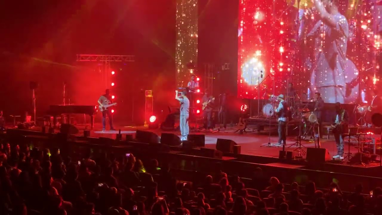 Dekhte Dekhte - Atif Aslam live in concert | Sochta Hoon Ke Woh Kitne Masoom