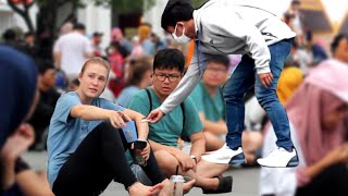 Download Lagu KASIH  DUIT KE BULE, SAMPAI DIA BINGUNG KE HERAN-HERAN, KENAPA DIKASIH DUIT. MP3