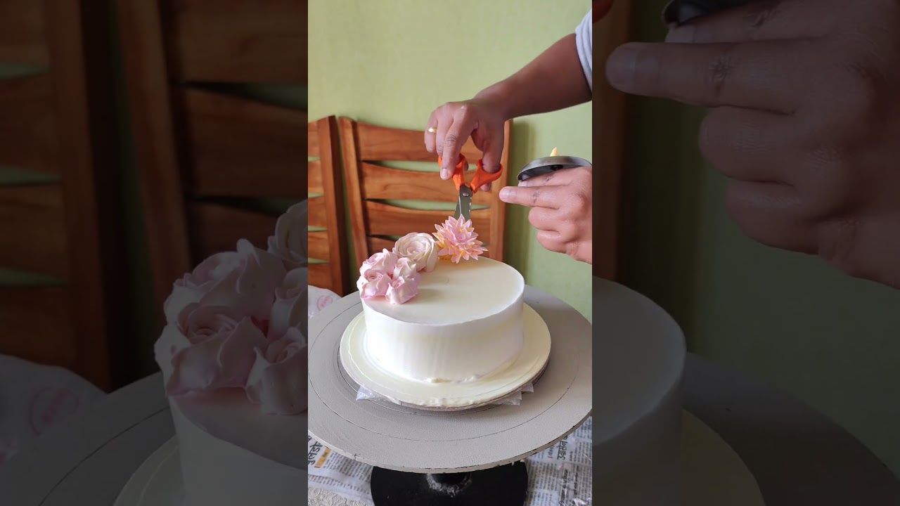 Easy Cream Flowers #cake #trending #viralvideo #shortvideo#cakedecorating  @maylakflawlesslab