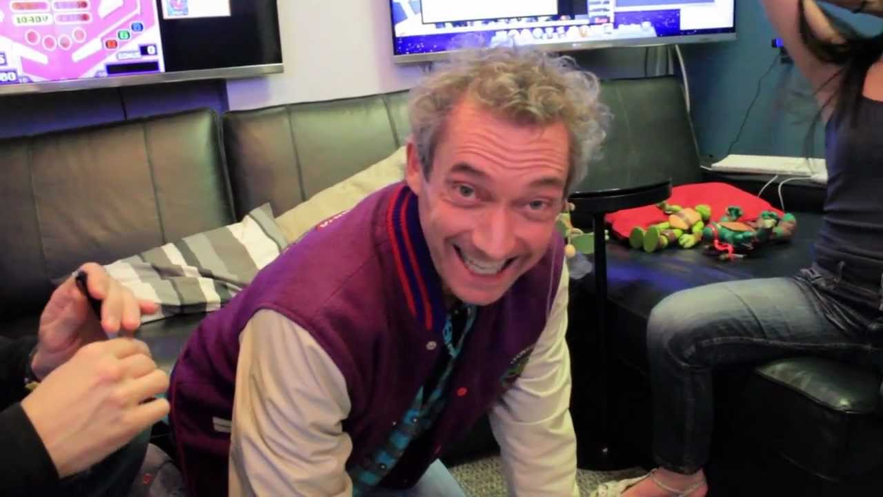 Voice of Leonardo, the Ninja Turtle, Plays with toys in the 1337LoungeLive