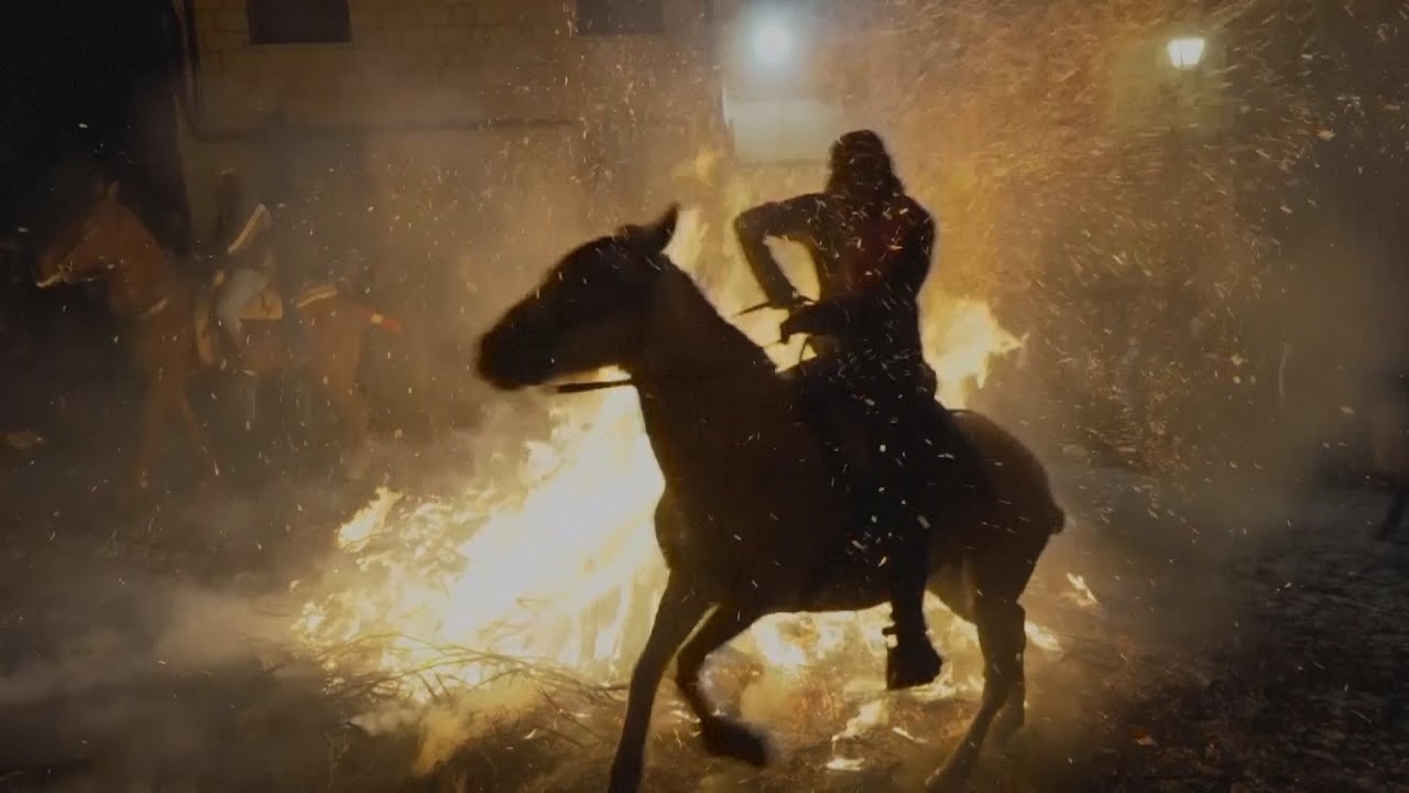 Обряд очищения: лошади прыгают через огонь в испанском городке