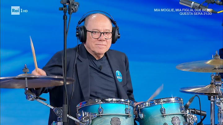 Carlo Verdone suona "Back in the U.S.S.R. " - Domenica In 10/11/2024