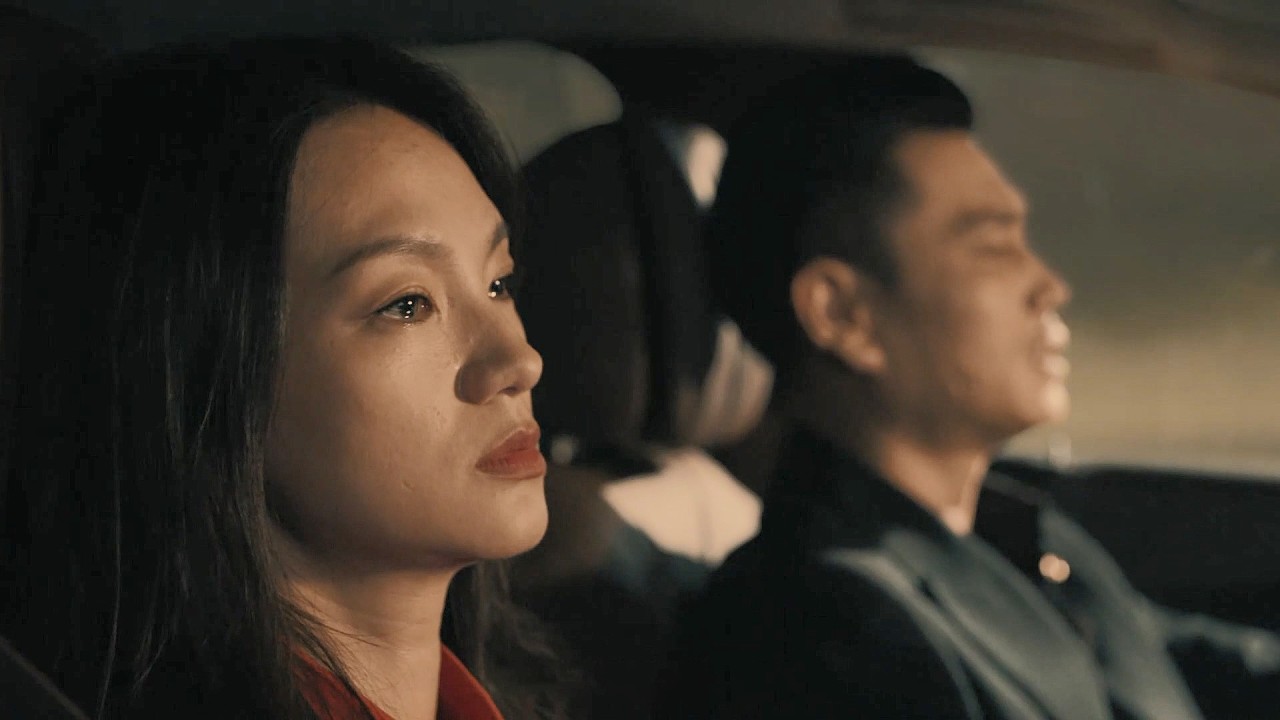 Преданая парнем и проданная в салон, она встречает криминального босса и меняет судьбу