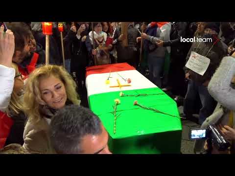 Milano, prosegue manifestazione No Green Pass: bara coperta dal tricolore in testa al corteo
