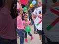 Niños felices celebrando la Navidad