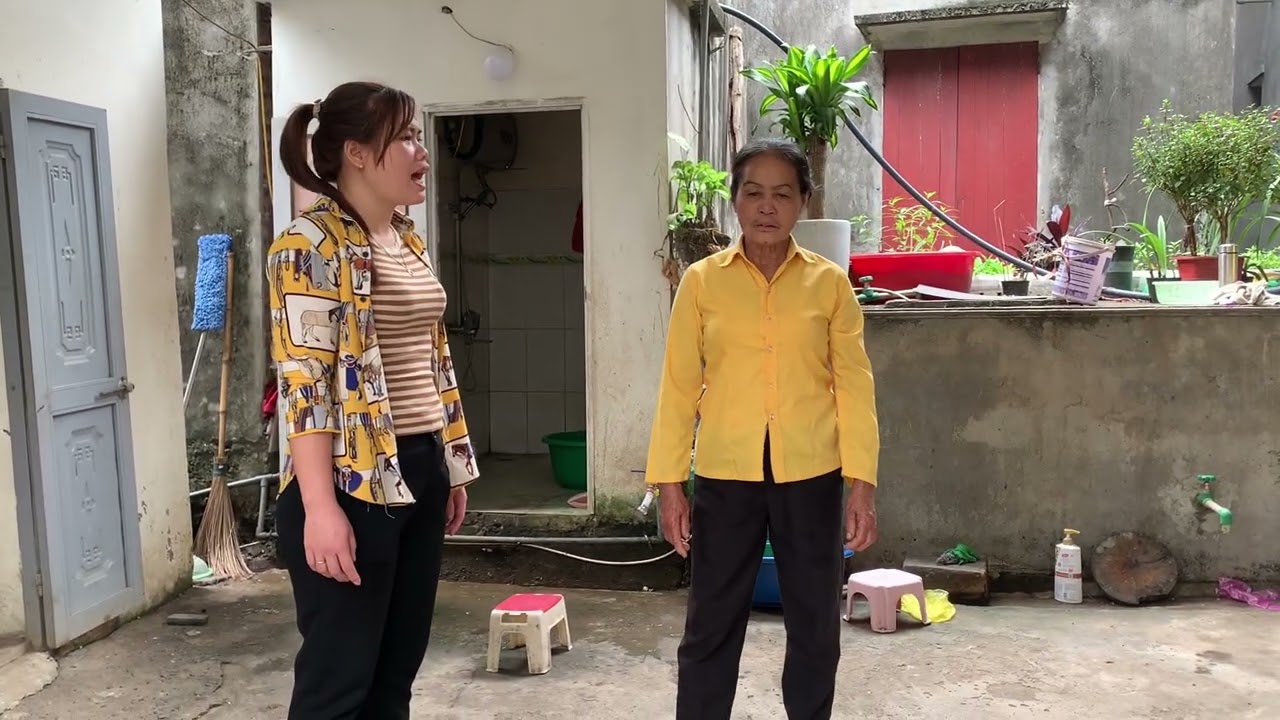 Thấy tiến vất vả bà quyển khuyên tiến dẫn con về nhà ở còn mặc kệ mụ quế 