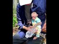 Heartfelt for hardworking father, monkey takes the initiative to send water to quench thirst