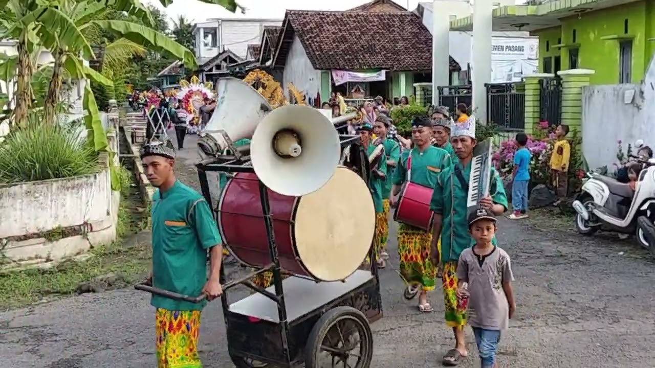 Arak-arakan khitanan Davis Ahmad Maulana, Desa Benelan Lor Kecamatan Kabat Kabupaten Banyuwangi