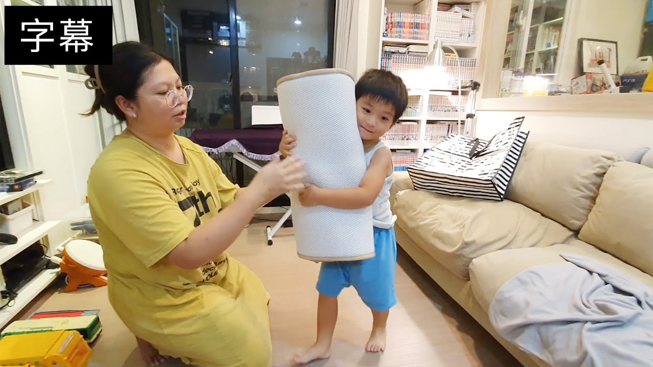 弟弟準備上幼兒園了，媽媽整理用品，開心練習鋪睡袋，哥哥教他背書包｜咚3y7m9d 桐10y4m