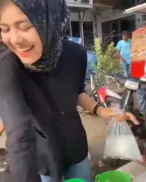 Cewek cantik penjual Es kelapa | omzet nya...  Wowwwww