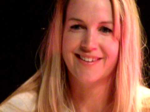 Renee O'Connor getting a question from a French fan