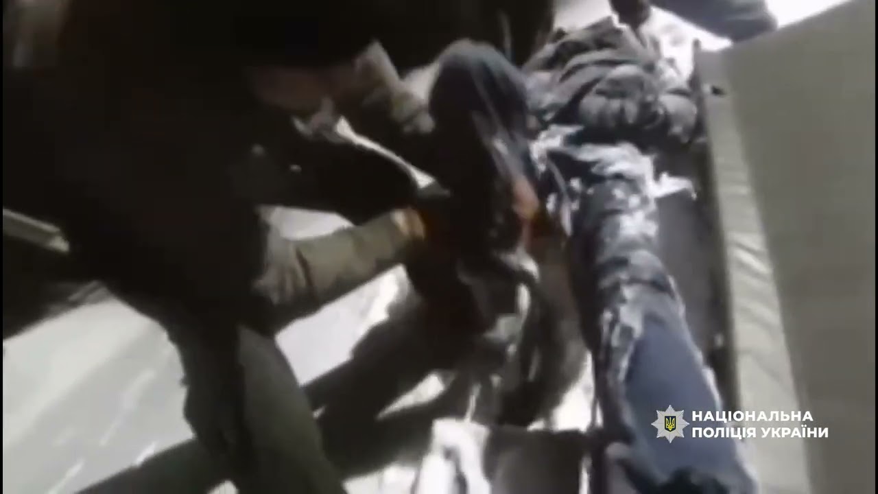 На Шосткинщині поліцейський у сильний мороз врятував чоловіка, якому стало зле на вулиці