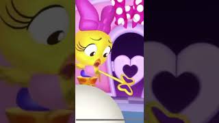 El Macho Roars At Cuckoo Loca And Makes Her Fall Off The Egg