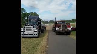 Duel Peterbilt And Convoy Mack Race To The Finish Line!
