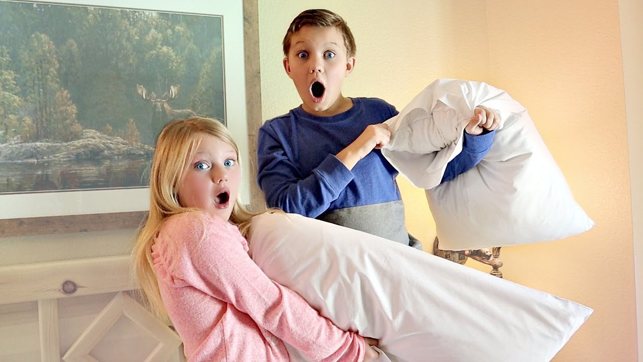 EPiC FAMiLY PiLLOW FiGHT! YouTube