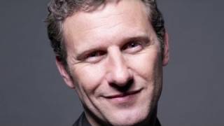CNN Comedy: Adam Hills uses sign language for his deaf fans