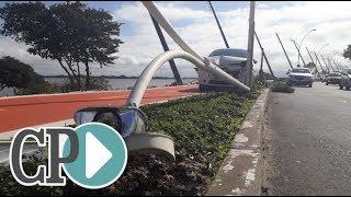 Motorista perde controle de carro e colide contra poste na Orla do Guaíba