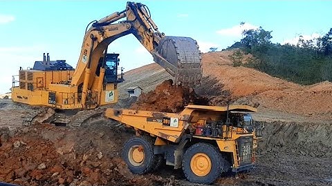 Komatsu Excavator PC 2000 Loading Dump Truck HD 785