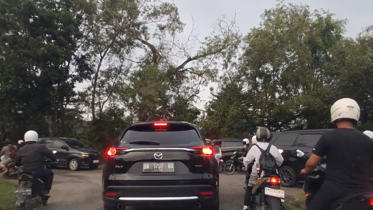 SUASANA PAGI HARI DI PEKANBARU, MACET BANYAK ANAK SEKOLAH 