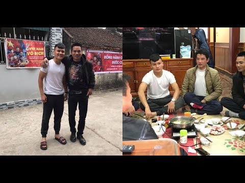 Quang Hải giản dị về thăm gia đình sau hào quang AFF Cup 2018