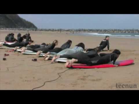 playa mujeres La Escuela de Ingenieros de la Universidad de Navarra organiza una jornada de deporte en la playa