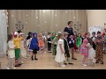 Дети поют и танцуют на детском утреннике в детском саду