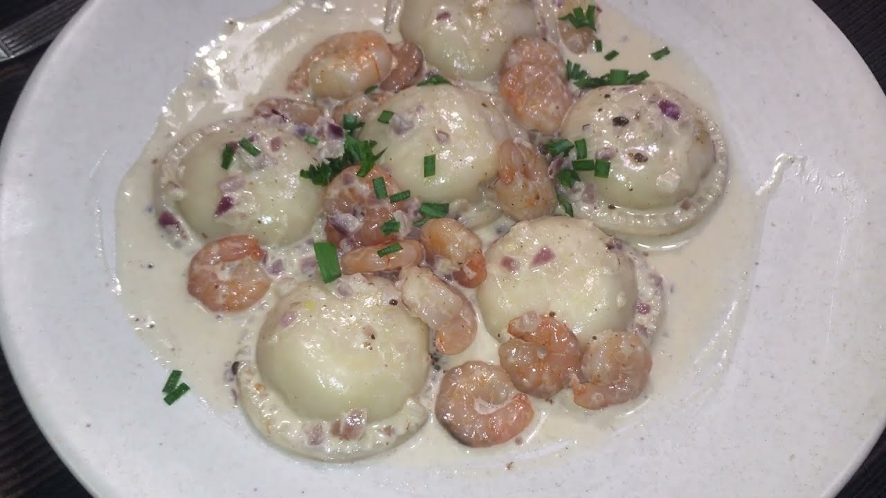Sorrentinos de salmón ahumado y salsa crema de camarones | Con gusto a poco
