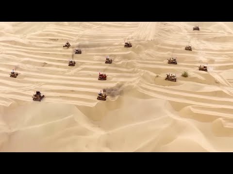 Build roads in the world's second largest mobile desert in Xinjiang