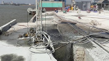 Khoan cắt bê tông, Cắt bê tông bằng máy cắt dây kim cương