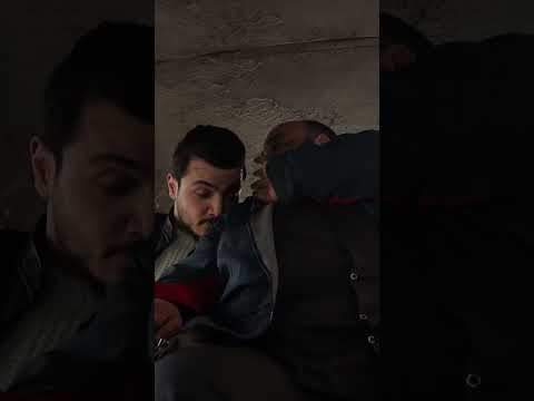 عم يشخر بحضنو