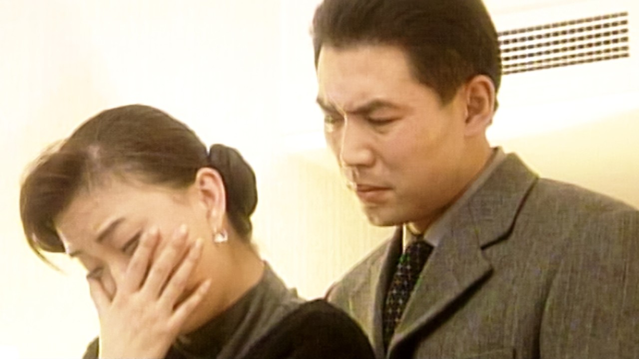 妻子回國想給丈夫一個驚喜，怎料卻撞破他早已另娶他人，當場淚崩！#家庭 #出轨 #伦理剧