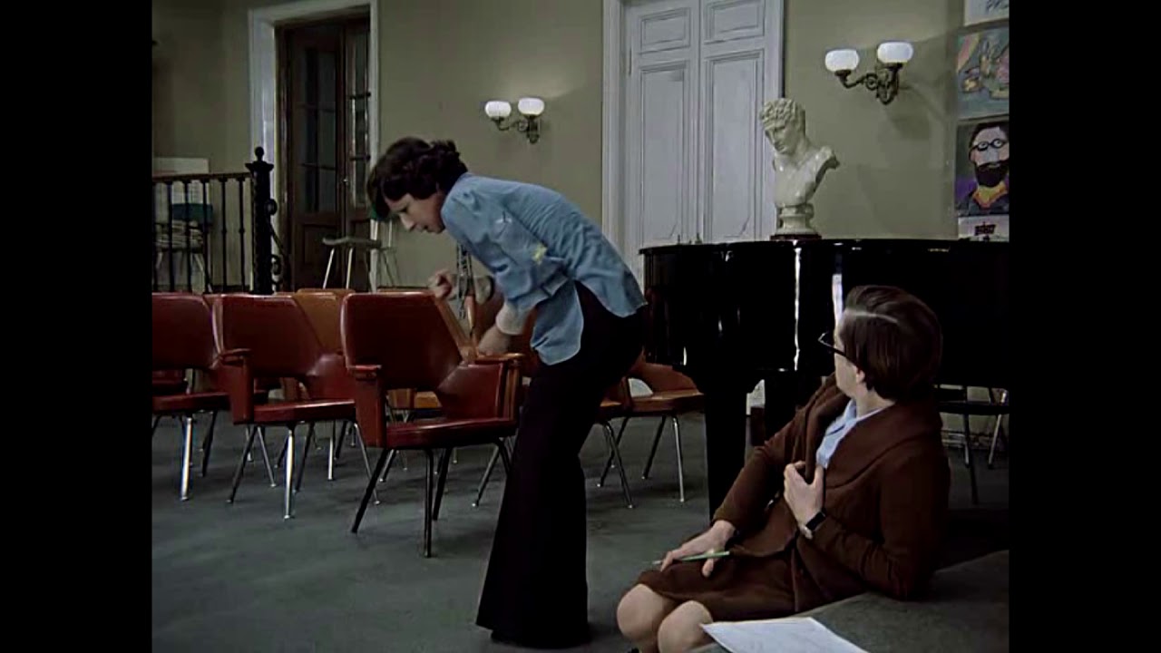 Вся отклячится! В узел вот здесь завяжется! Вся скукожится и чешет на работу!