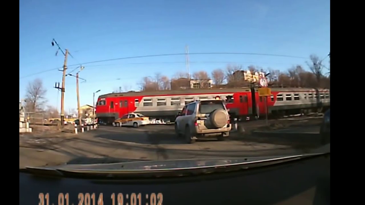 Поезд сбивает автомобиль Поезд сбивает автомобиль