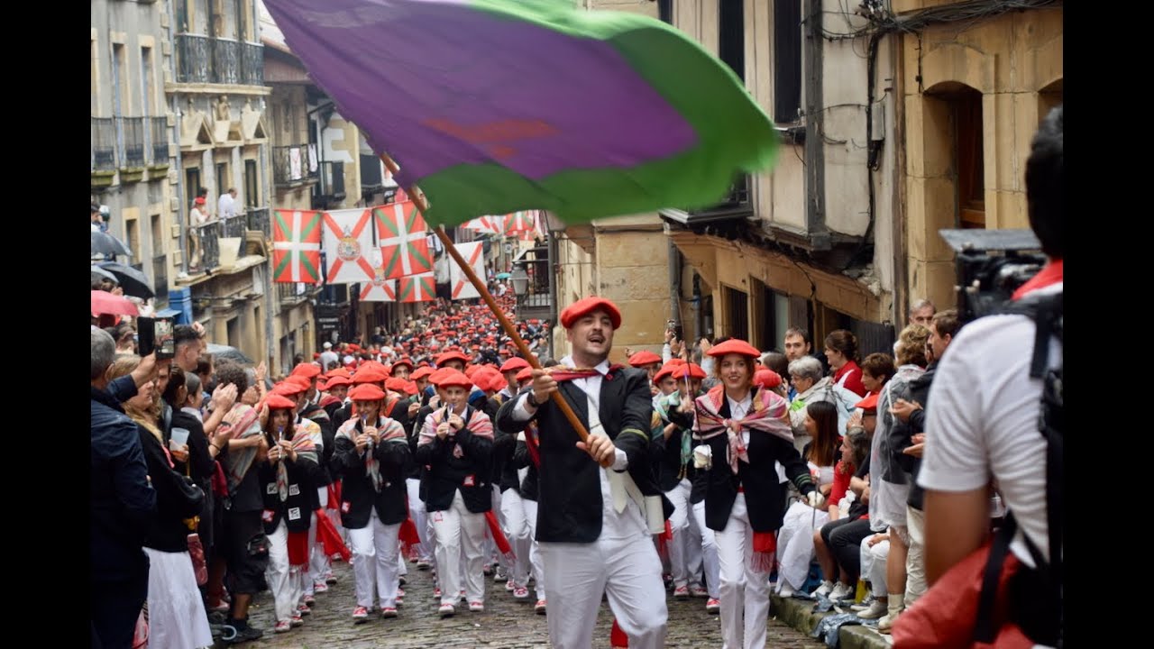 Subida de Jaizkibel Konpainia por Kale Nagusia en el desfile de la tarde del Alarde 2025